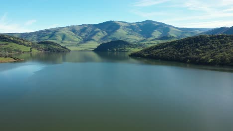 Schöne-Luftaufnahme-Des-Auswanderersees-Im-Südlichen-Oregon