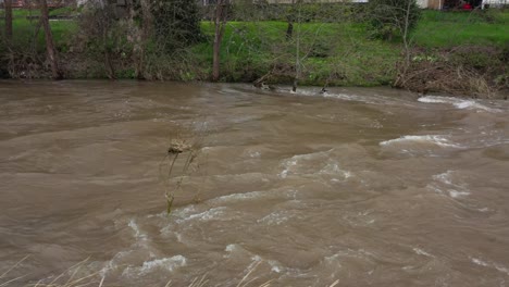 Cámara-Siguiendo-Las-Aguas-De-Inundación-De-Un-Arroyo