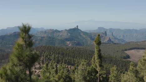 Beautiful-drone-shot-of-a-mountain-panorama-with-forest-from-pico-de-las-nieves-to-roque-nublo,-gran-canaria