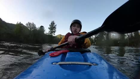Jugend-Wildwasserkajak-Auf-Dem-Rogue-River-Im-Südlichen-Oregon