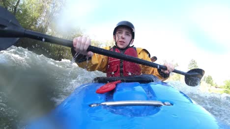 Kayak-De-Aguas-Bravas-Para-Jóvenes-En-El-Río-Rogue-En-El-Sur-De-Oregón