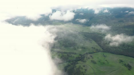 Luftaufnahmen-Von-Drohnen,-Die-Durch-Wolken-Am-Himmel-Fliegen-Und-Aus-Ihnen-Auftauchen