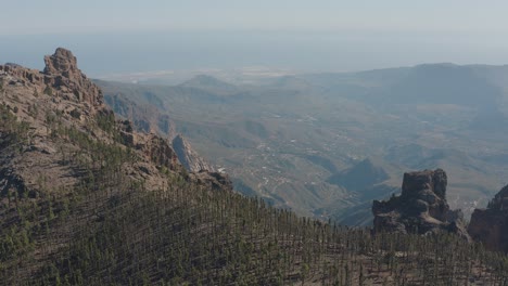 Drone-shot-of-mountain-panorama-with-valley,-roque-nublo,-gran-canaria