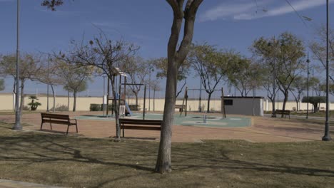Parque-De-Juegos-Para-Niños-En-España-Con-árboles
