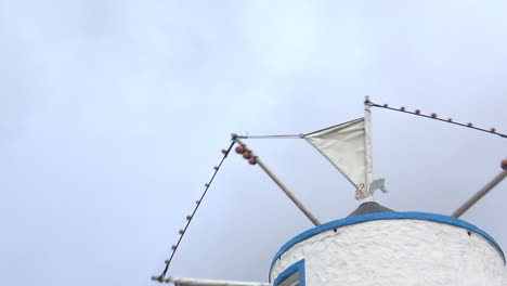 Eine-Alte-Blau-weiße-Windmühle