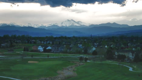 Longmont-Colorado-Luftaufnahme-Der-Stadt-Und-Der-Berge