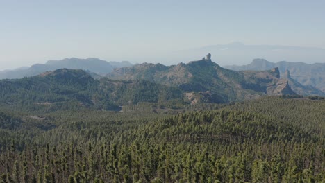 Wunderschöne-Drohnenaufnahme-Eines-Bergpanoramas-Mit-Wald-Vom-Pico-De-Las-Nieves-Bis-Zum-Roque-Nublo,-Gran-Canaria