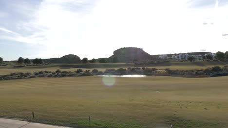Golfplatz-Mit-Blick-Auf-Einen-See-Bei-Sonnenuntergang