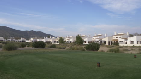 Geht-An-Einem-Golfabschlag-Eines-Golfplatzes-In-Spanien-Vorbei