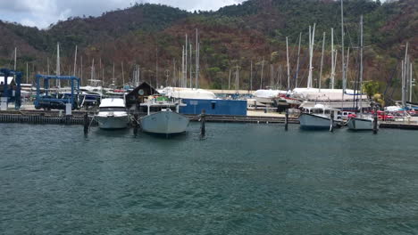 Barcos-De-Recreo-Amarrados-En-El-Muelle-Del-Astillero