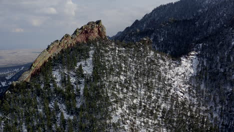 Imágenes-Aéreas-Sobre-Flatiron-Rocks-Al-Suroeste-De-Boulder-Colorado