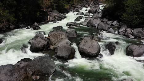 Luftaufnahme-Der-Avenue-Of-Giant-Boulders-Wasserabschnitt-Am-Upper-Rogue-River-Im-Südlichen-Oregon