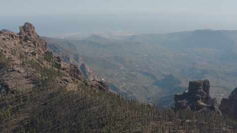 Drone-shot-of-mountain-panorama-with-valley,-roque-nublo,-gran-canaria