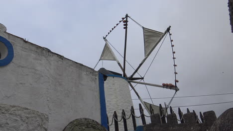 Eine-Alte-Blau-weiße-Windmühle