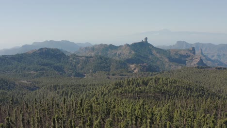Hermosa-Toma-De-Drones-De-Un-Panorama-Montañoso-Con-Bosque-Desde-El-Pico-De-Las-Nieves-Hasta-El-Roque-Nublo,-Gran-Canaria