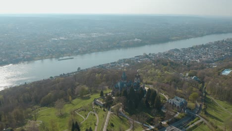Drohne---Luftaufnahme-Von-Schloss-Drachenburg-Und-Dem-Rhein-Mit-Einem-Schiff-Siebengebirge-Bei-Bonn---Königswinter-25p