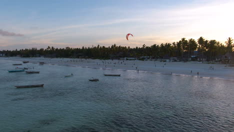 Erstaunliche-Sonnenuntergangsdrohne-Mit-Vielen-Fischerbooten-Und-Menschen-An-Der-Küste-Der-Insel-Sansibar