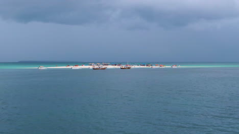 Drohnenblick-über-Dem-Wasser-Einer-Tropischen-Sandinsel-Voller-Menschen-Und-Boote