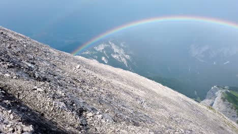 Langsamer-Schwenk-Von-Rechts-Nach-Links-über-Alpines-Schotterfeld-In-Den-Deutschen-Alpen,-Das-Einen-Doppelten-Regenbogen-Direkt-Nach-Einem-Regensturm-Zeigt