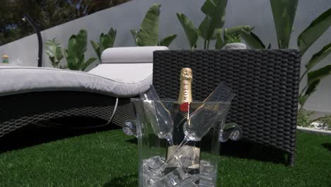 Flasche-Champagner-Neben-Sonnenliegen-In-Einem-Eiskübel-In-Spanien