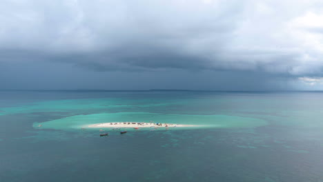 Luftaufnahme-Der-Tropischen-Sandinsel-Voller-Menschen-Und-Fischerboote-In-Afrika