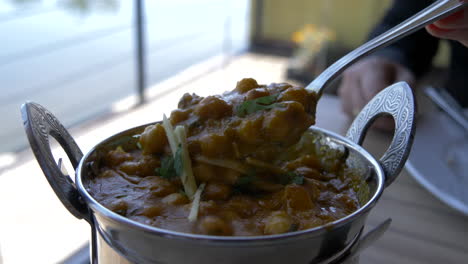 Zeitlupe-Eines-Löffels-In-Einem-Heißen,-Dampfenden-Currygericht