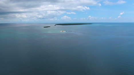 Drohne-Schoss-Tropische-Sandinsel-Voller-Menschen-Und-Boote