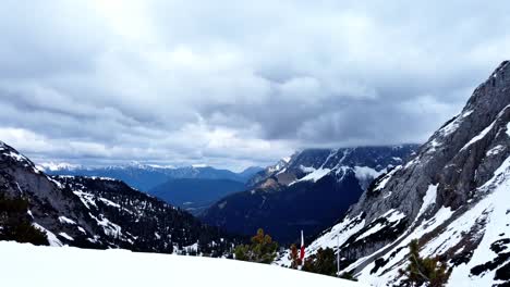 Cámara-De-Lapso-De-Tiempo-De-Izquierda-A-Derecha-Panorámica-De-Zugspitze,-La-Montaña-Más-Alta-De-Alemania,-Cubierta-De-Nubes