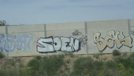 Conduciendo-Por-Una-Calle-Llena-De-Graffiti