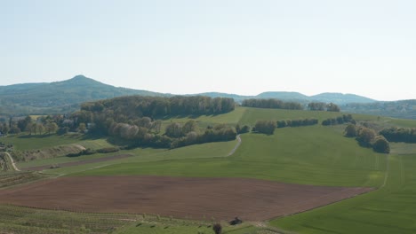 Drohnen-Panoramaaufnahme-Einer-Wiese-Mit-Gras-Und-Sträuchern-Und-Dem-Siebengebirge-Im-Hintergrund-Königswinter-Bonn-30p