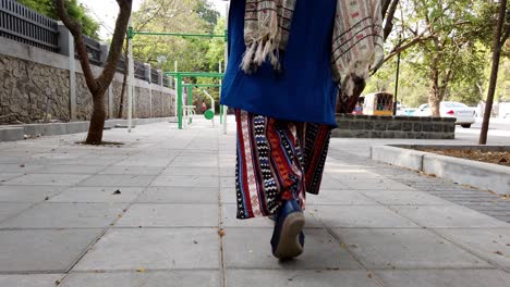 Füße-Einer-Lässig-Und-Farbenfroh-Gekleideten-Dame,-Die-Auf-Einer-Indischen-Straße-Spaziert