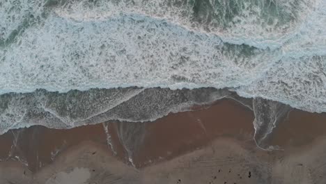 Ruhige-Wellen,-Die-Am-Strand-Abstürzen,-Drohnenaufnahme