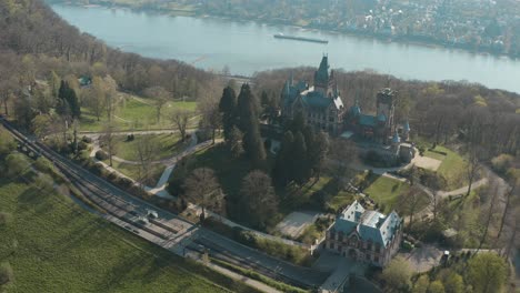 Drohne---Luftaufnahme-Von-Schloss-Drachenburg-Und-Dem-Rhein-Mit-Einem-Schiff-Siebengebirge-Bei-Bonn---Königswinter-30p
