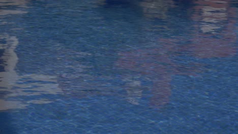 Schwimmbad-Ohne-Sonnenreflexion-In-Spanien