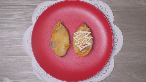 Gebackene-Süßkartoffeln-Auf-Rotem-Teller-Für-Ein-Elegantes-Weihnachtsessen-Garnieren