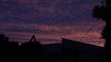 Farbenfroher-Und-Einzigartiger-Himmel-Während-Des-Sonnenuntergangs