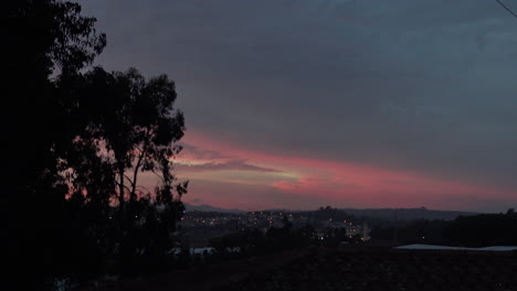 Farbenfroher-Und-Einzigartiger-Himmel-Während-Des-Sonnenuntergangs
