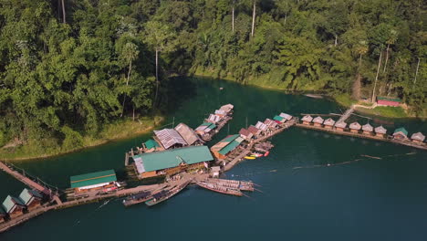 Drohnenaufnahme-Von-Schwimmenden-Floßhäusern-Im-Khlong-Phanom-Nationalpark-In-Thailand