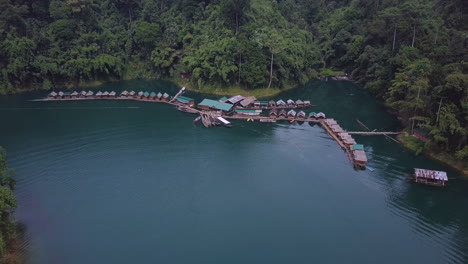 Drohnenaufnahme-Von-Schwimmenden-Floßhäusern-Im-Khlong-Phanom-Nationalpark-In-Thailand