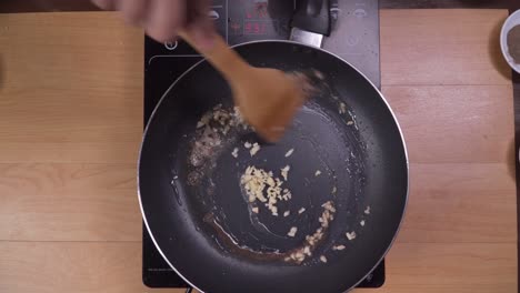 Top-view-frying-garlic-on-frying-pan