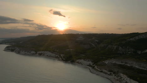 Luftaufnahme-Des-Majestätischen-Sonnenuntergangs-Und-Des-Linsenflairs-über-Der-Schwarzmeerküste