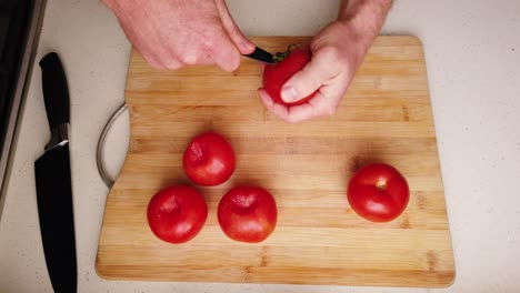 Chef-preparing-tomatoes-to-eat