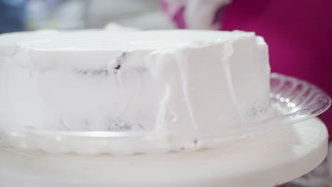 Nahaufnahme-Eines-Hausgemachten-Kuchens,-Der-Weiß-Gefrostet-Ist