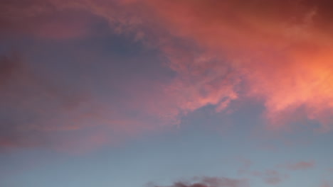 Sonnenuntergang-Sonnenaufgang-Farben,-Die-Sich-In-Geschwollenen-Wolken-Spiegeln