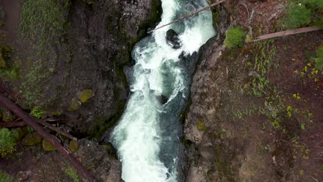 Luftaufnahme-Der-Takelma-Schlucht-Am-Upper-Rogue-River-In-Der-Nähe-Von-Prospect,-Oregon