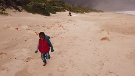 Niño-Corriendo-Y-Jugando-En-La-Playa-En-Invierno