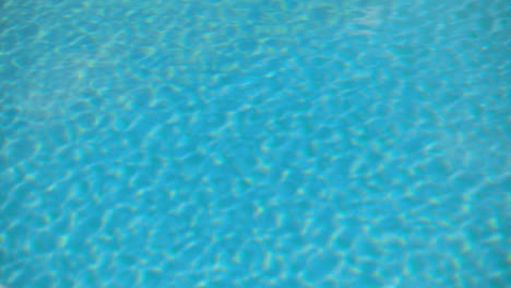 Türkisblaues-Wasser-Im-Schwimmbad