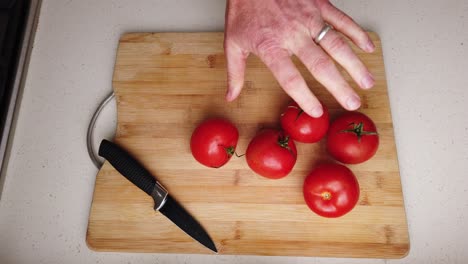 Chef-Preparando-Tomates-Para-Comer