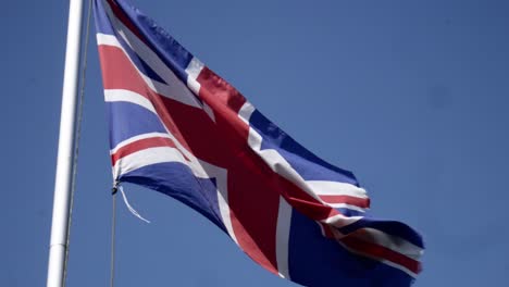 Britische-Flagge-Aus-Nächster-Nähe,-Die-Auf-Einer-Stange-In-Großbritannien-Fliegt