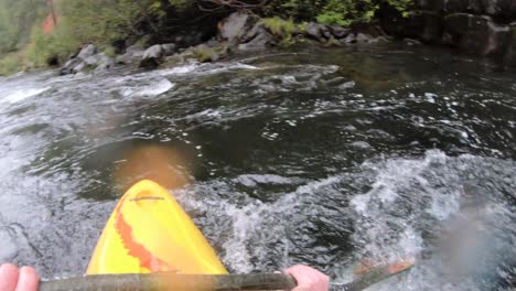 Kayak-De-Aguas-Bravas-La-Sección-Del-Puente-Natural-De-Clase-Iv-Del-Río-Rogue-Superior-En-El-Sur-De-Oregon